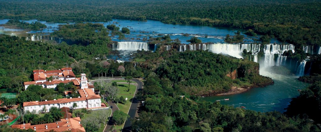 vue du ciel du Belmond das cataractas avec les chutes en fond