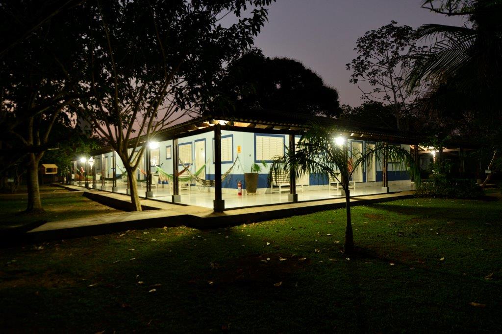 vue nocturen des batiment de la pousada Rio claro Pantanal