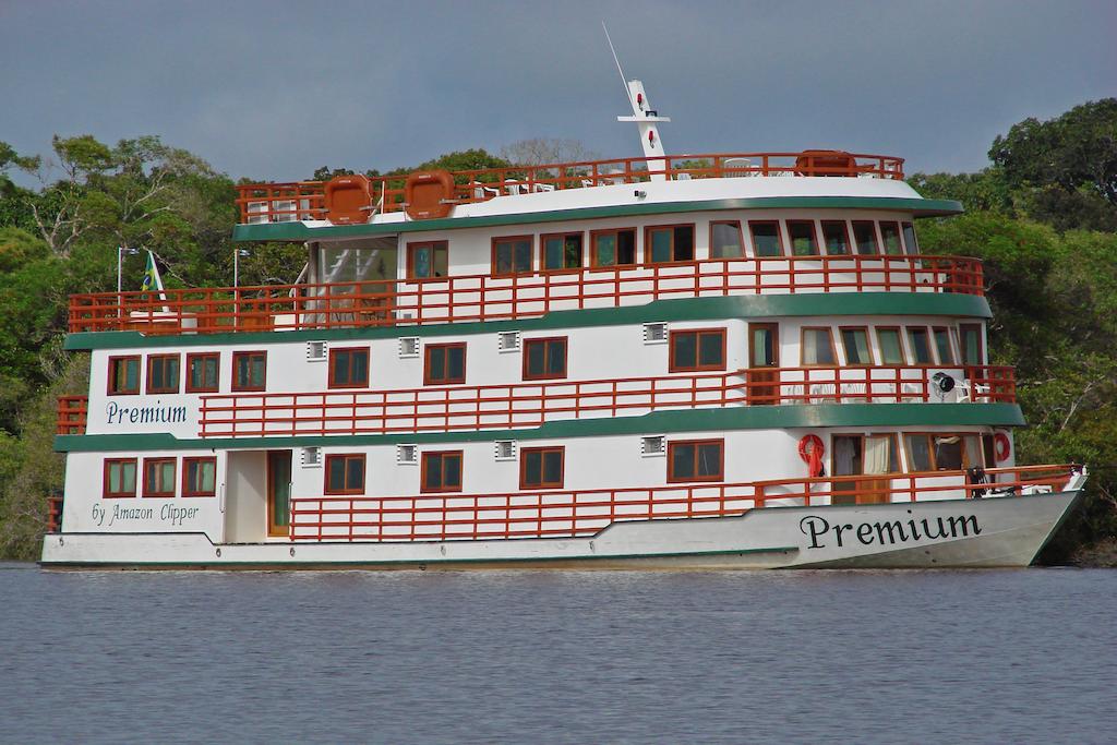 le bateau premium sur le rio negro