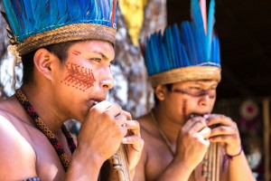 Amazonie Indiens jouant de la musique