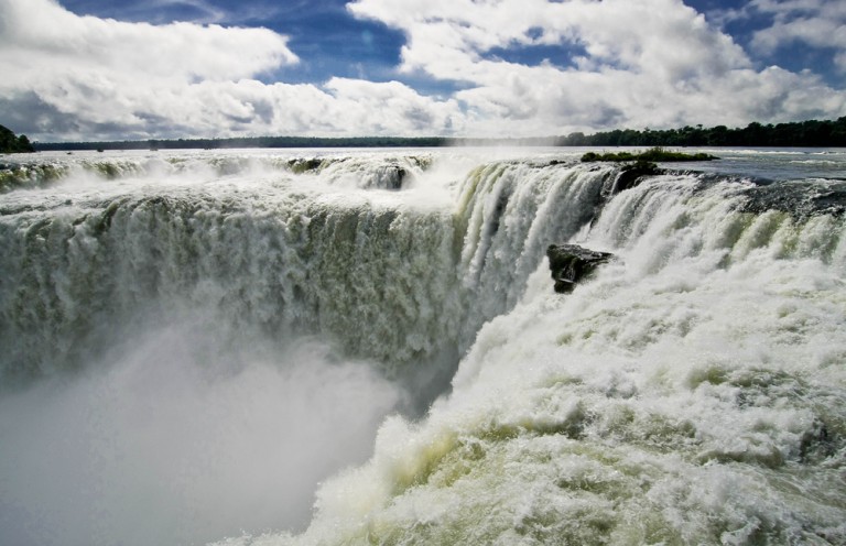 au bord de la goge du diable chutes Iguaçu Brésil