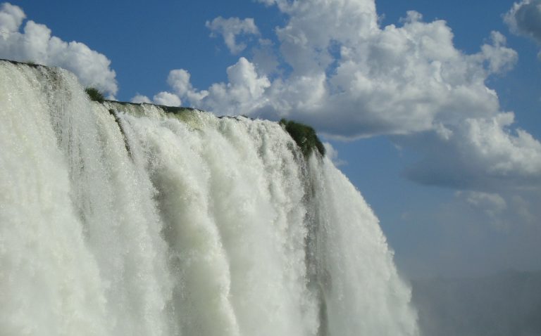 débit puissant chutes d'Iguaçu