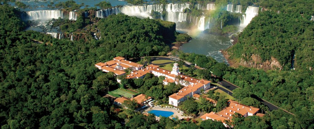 vue du ciel de l'hôtel das Cataractas et des Chutes d'Iguaçu