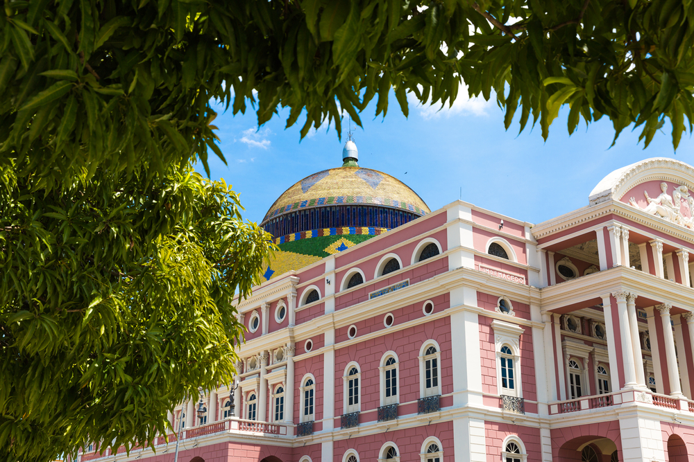 Manaus Vue théatre sous les arbres