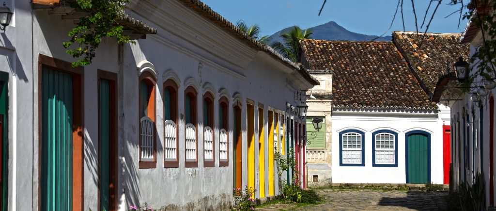 Paraty ruelle avec portes colorés
