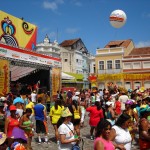 Foule colorée et festivités du Carnaval dans les rues historiques de Recife Antigo au Pernambouc.