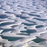 Vue aérienne des dunes de sable blanc et des lagunes d'eau douce du parc des Lençóis Maranhenses au Brésil.