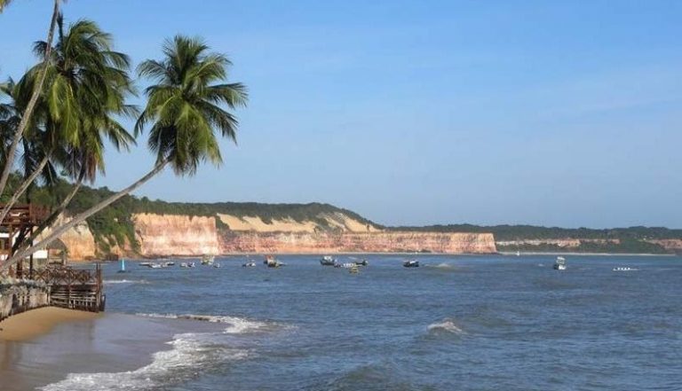 Pipa barques amarrés devant la plage