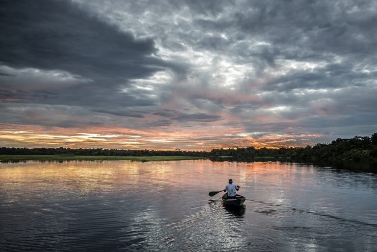 Amazonie Balade en canoe au soleil couchant