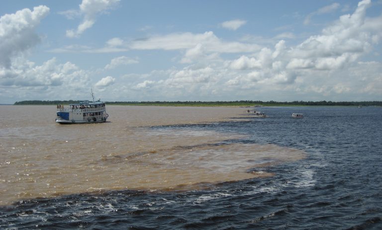 Amazonie bateau traversant la rencontre des eaux