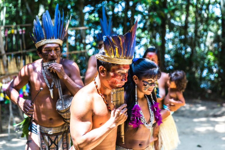 Amazonie Indiens faisant de la musique