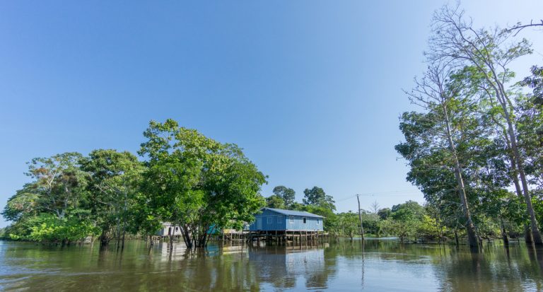 Amazonie Maison bleue au bord de l'Igarape