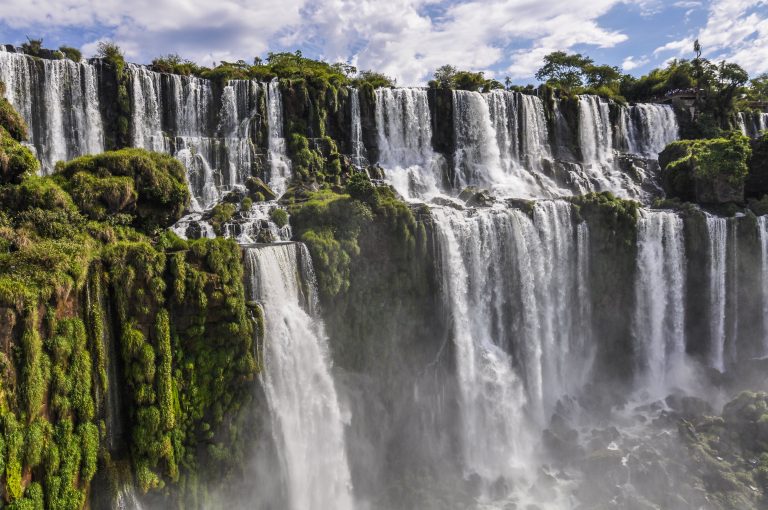 chutes d'iguaçu mousse et eau