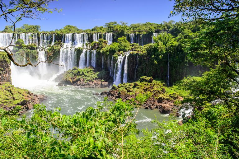 les chutes d'iguaçu argentines sur plusieurs niveaux