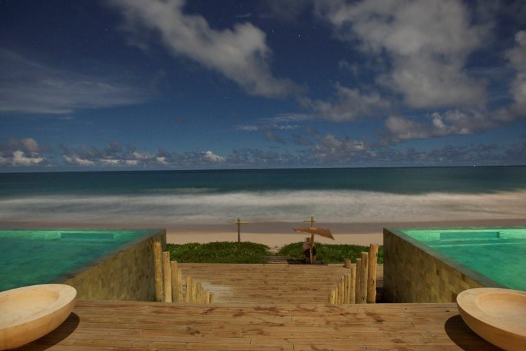 les piscines et la mer kenoa resort