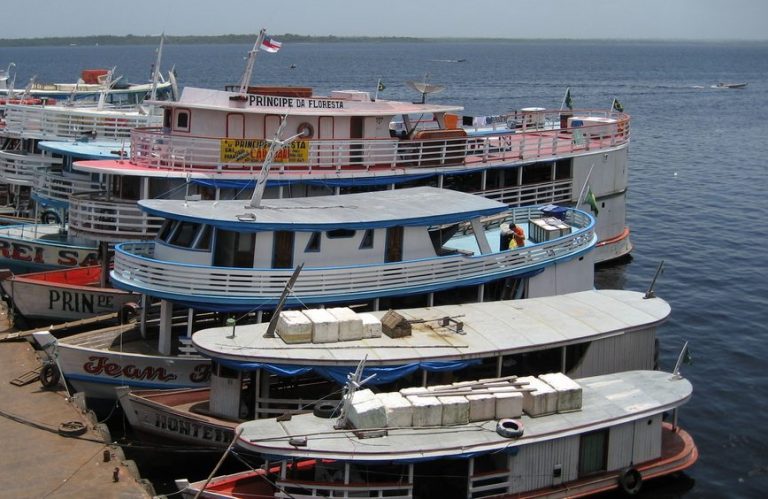 Manaus port avec bateaux amarrés