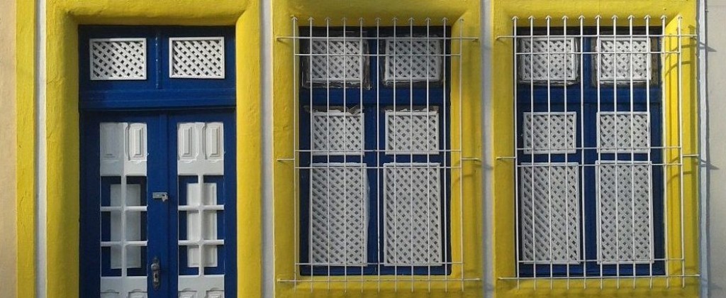 olinda fenêtres colorées jaune bleu