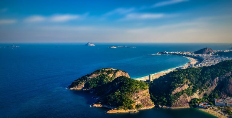 Vue aérienne de Copacabana depuis le Pão de Acucar à Bahia.