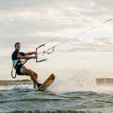 kitesurfeur gros plan en fin de journée