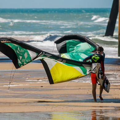 kitesurfeur avec sa voile à Fortaleza