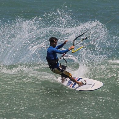 kitesurfeur sur une belle vague