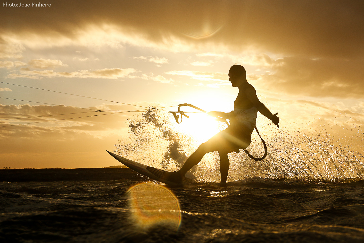 kitesurfeur dans le soleil couchant à Pipa