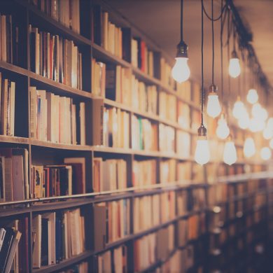 une bibliothèque éclairée par des lampes
