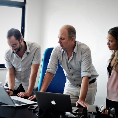 4 personnes devant un ordinateur.