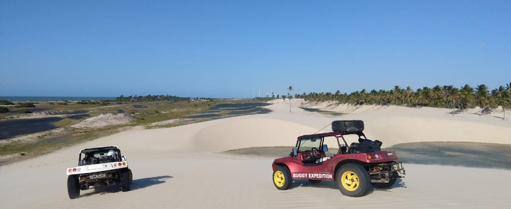 2 dune buggies crossing the dunes in Ceará. 