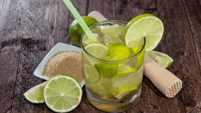 verre de caipirinha et ses ingrédients