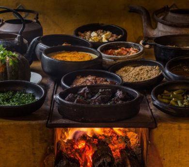 Fourneau traditionnel avec plusieurs plats de cuisine afro-brésilienne.