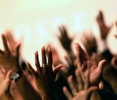 nombreuses mains levées au ciel.