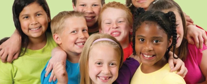 enfeants souriant de toutes les ethnies brésiliennes.