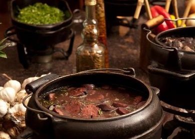 Vue de casseroles anciennes avec de la feijoada.