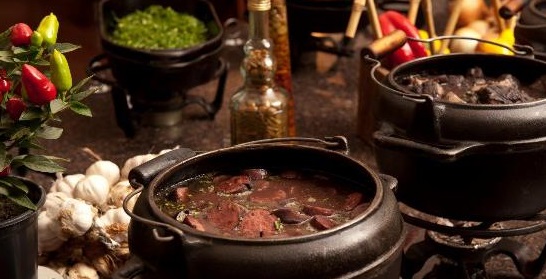 Vue de casseroles anciennes avec de la feijoada.