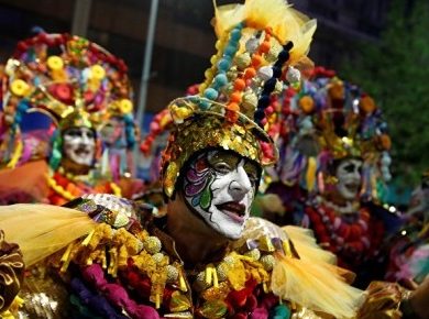 Personnage costumé du défilé d'une école de samba au carnaval de Rio de Janeiro.