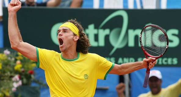 Kuerten su r le terrain criant victoire.