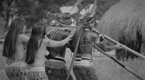 2 couples indigènes Xingu dansant au Brésil