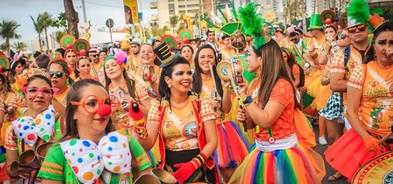 Bateria de samba défilant pour le précarnaval à Fortaleza.