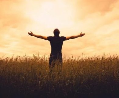 Homme levant les bras au ciel