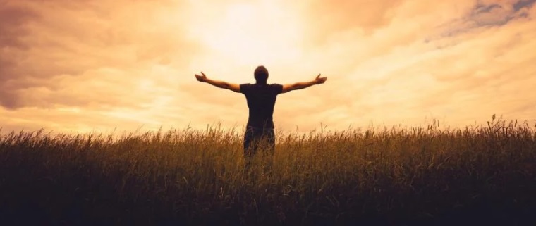 Homme levant les bras au ciel