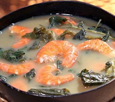 Bol de soupe aux crevettes et manioc en Amazonie.