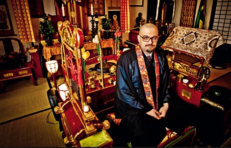 Bouddhiste brésilien assis dans un temple au Brésil.