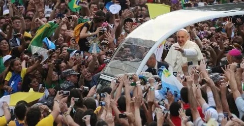 Pape Francisco en voiture pour un bain de foule au Brésil.