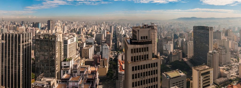 Vue panoramique depuis les toits de São Paulo au Brésil.