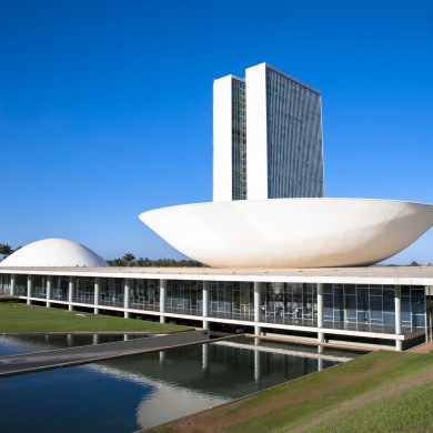 Vue oblique du Palais du Congrès National de Brasília au Brésil.