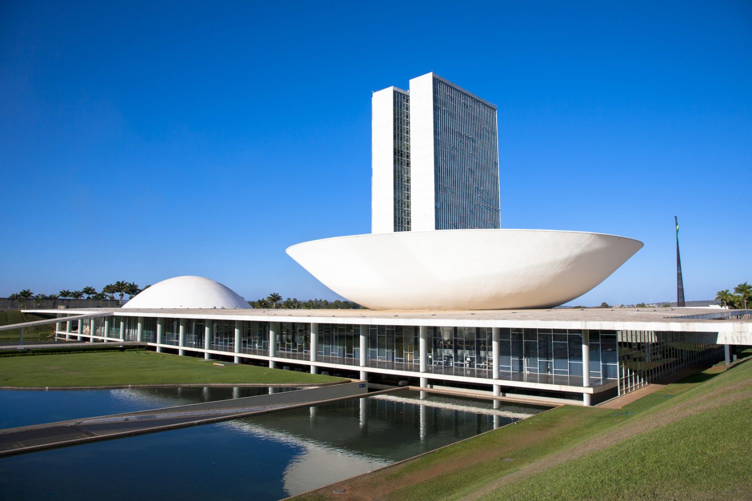 Vue oblique du Palais du Congrès National de Brasília au Brésil.