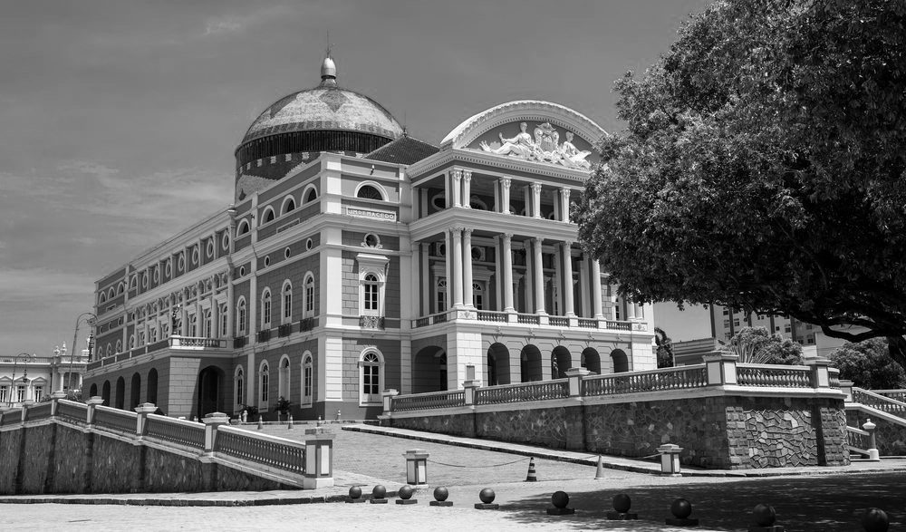 vu du théâtre Amazonas depuis la place.