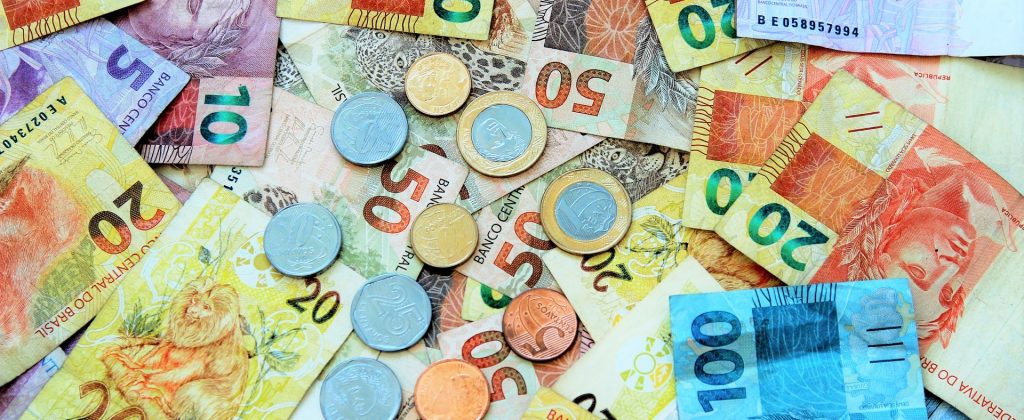 meli-melo de pièces de monnaie et de billets de banques du Brésil.