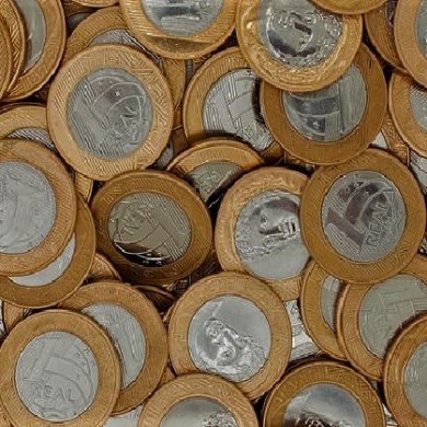 Pièce de monnaie brésilienne de 1 real étalées.